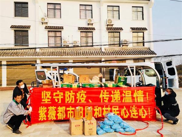 給周邊村民送大米糧油.jpg