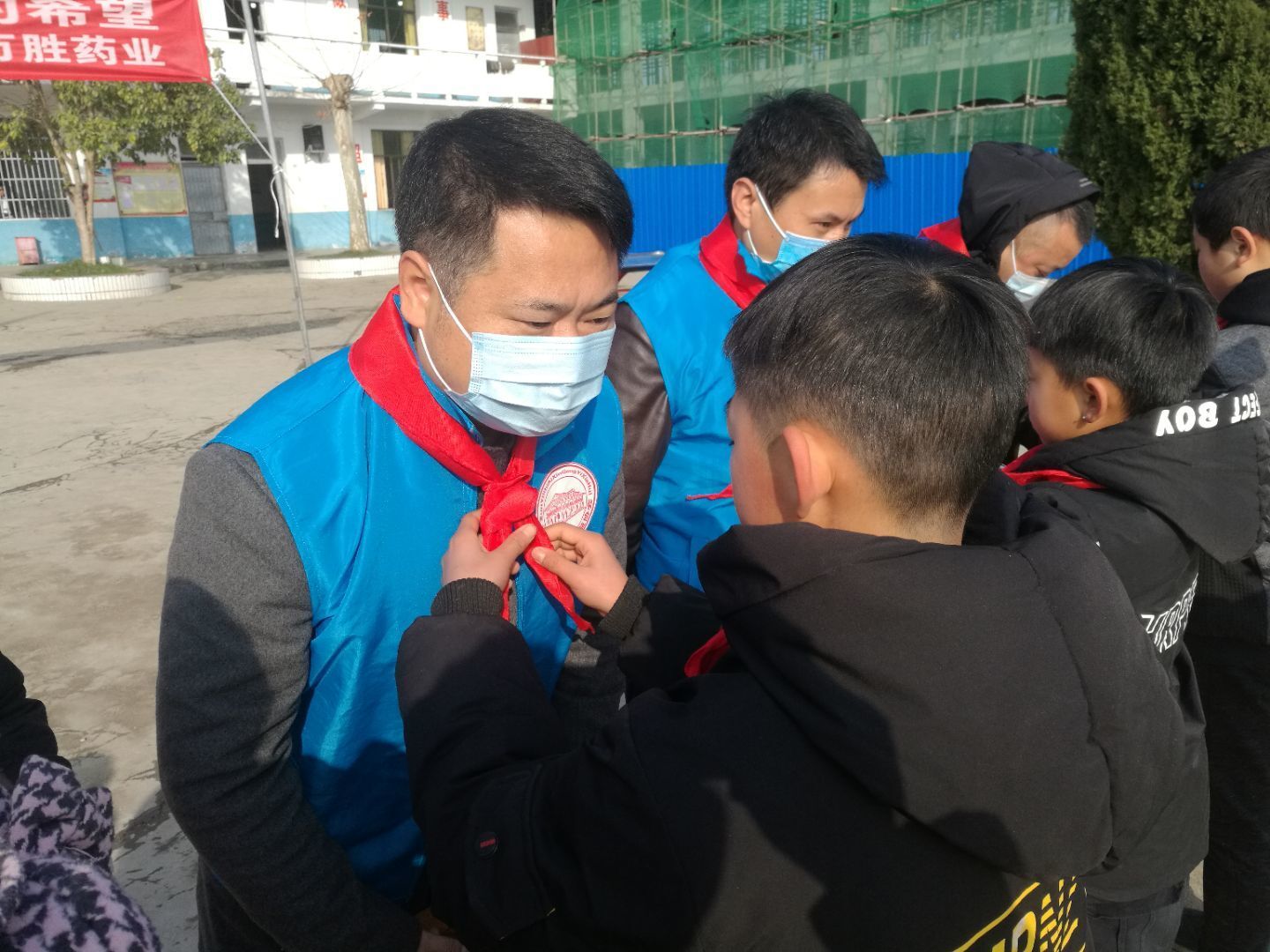 2 　  寶合小學(xué)少先隊(duì)員為萬(wàn)勝藥業(yè)董事長(zhǎng)宋玉佩戴紅領(lǐng)巾.jpg