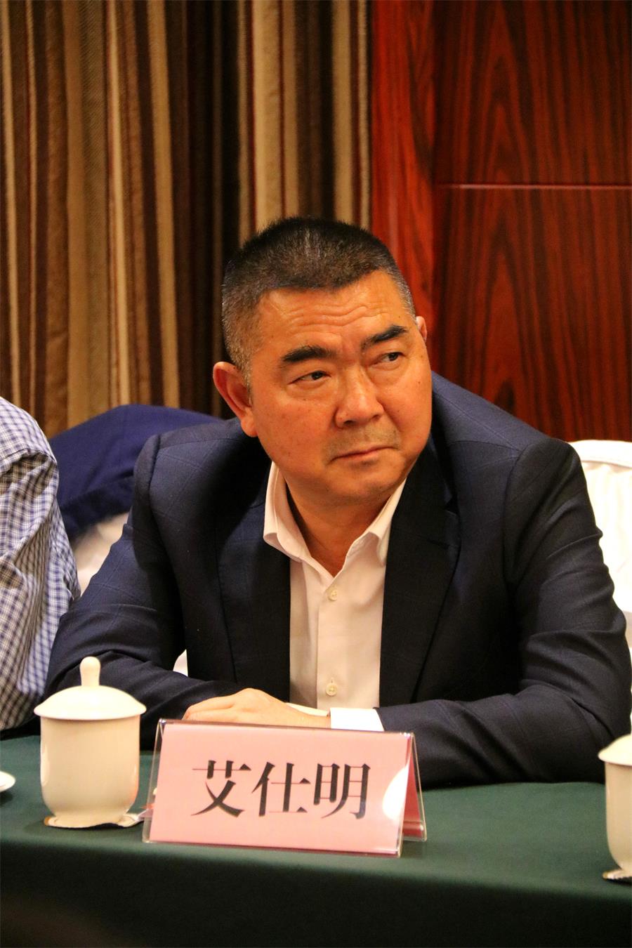 1　　貴州晟隆房開公司董事長艾仕明談家族發展.jpg